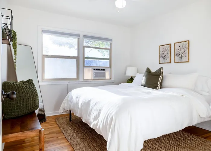Immaculate Charming Duplex - 2Unit